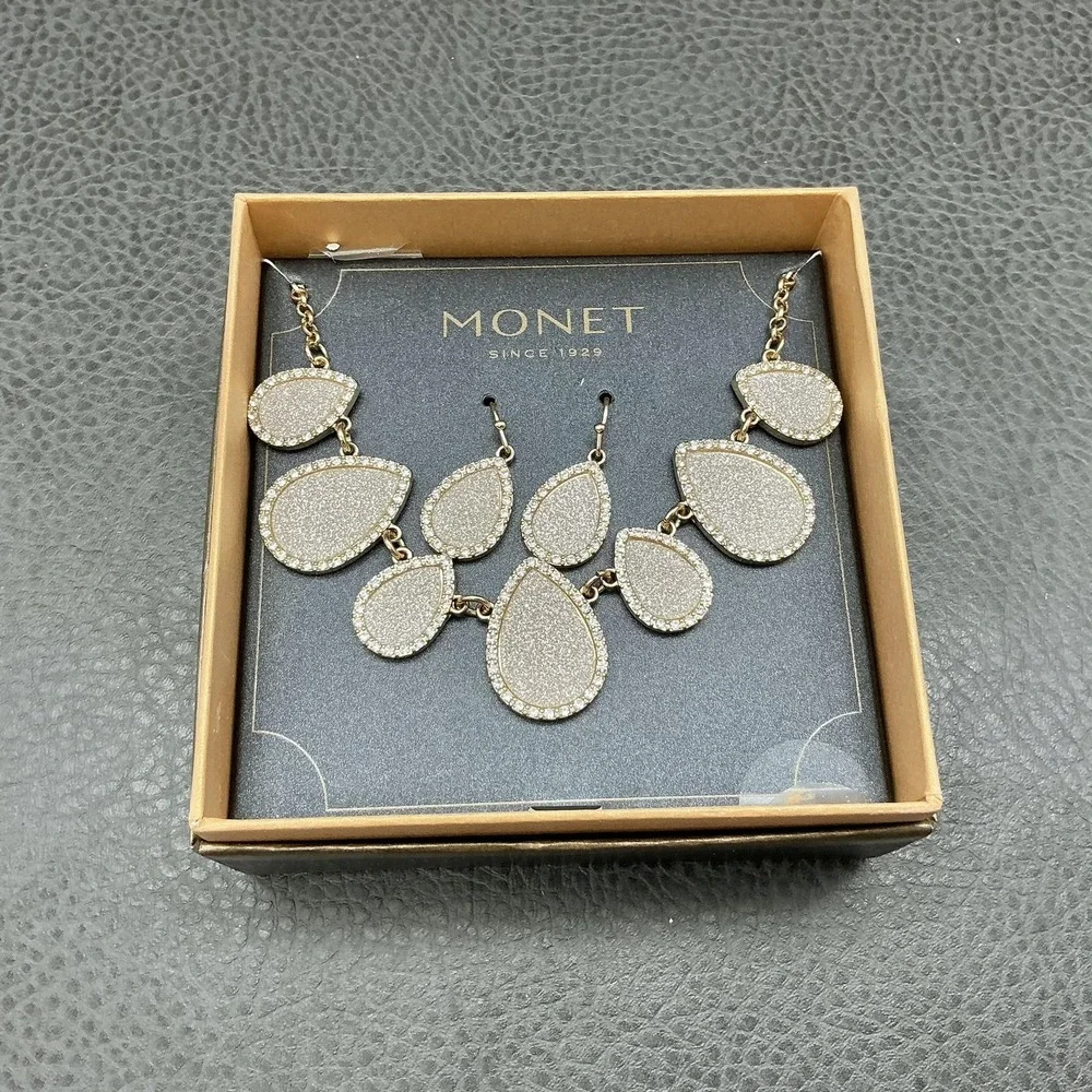 Monet Necklace Earrings Set Gold Tone Teardrop Gold Tone Statement‎ Jewelry